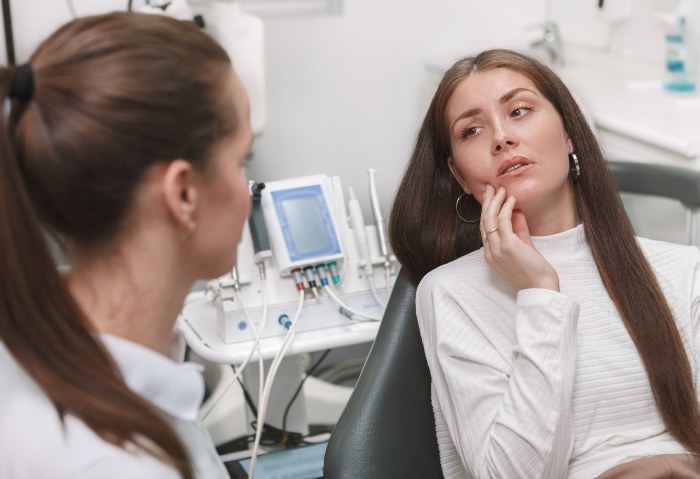 Woman with severe pain at a Dental clinic - S&C Dental BH